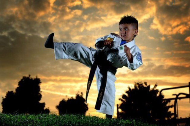 Artrite Juvenil: Karateca de seis anos é o mais jovem a se tornar faixa preta