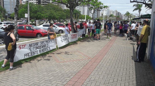 Pacientes com doenças raras pedem apoio para petição durante protesto em Florianópolis