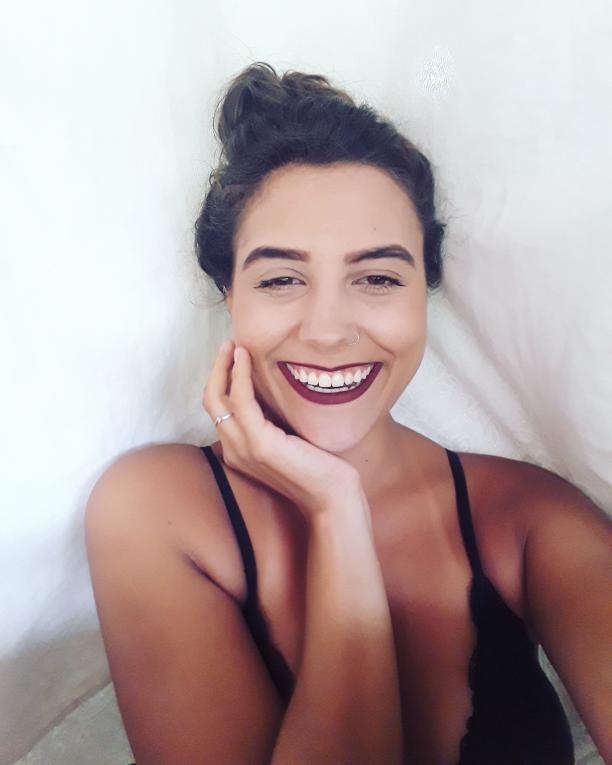 Precisei largar a faculdade, pois a dor que já acometida mais dedos, coluna e pés me consumia