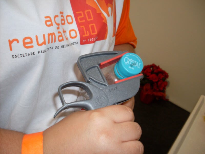 Adaptadores para facilitar o dia a dia da pessoa com doença reumática: conheça a casa da artrite reumatoide