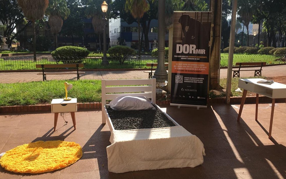 Grupo orienta população em Ribeirão Preto, SP, sobre sintomas de doença reumatológica que afeta a coluna