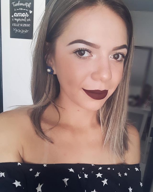 Mesmo com minhas limitações levo uma vida normal, gosto de sair com meus amigos, estudo, trabalho e moro sozinha