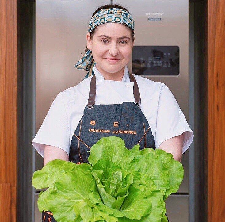 Ex-MasterChef, Izabel Álvares lança livro de receitas low carb