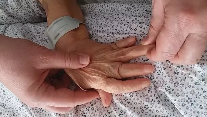 Idosa vai parar no hospital após dedos começarem a ‘encolher’