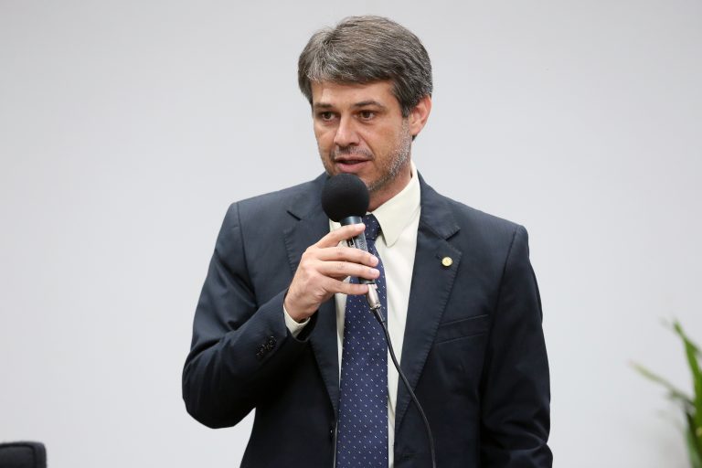 Projeto proíbe substituição de medicamento biológico por biossimilar sem anuência médica