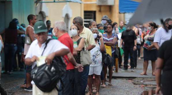 Pernambuco: Farmácia do Estado registra aglomeração em fila extensa para retirada de medicamentos