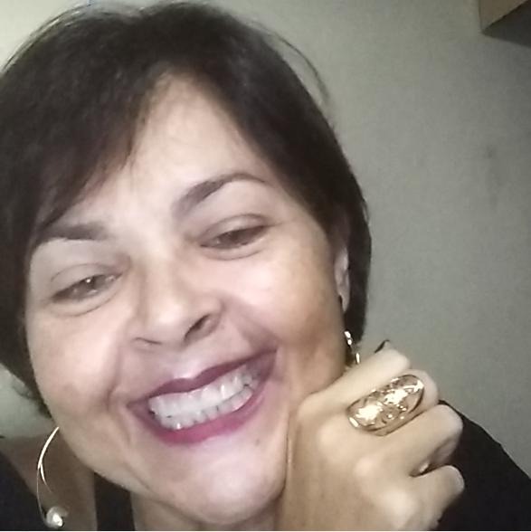 Não deixo meus sonhos para trás, trago-os juntinho a mim pois ainda serão minha realidade!