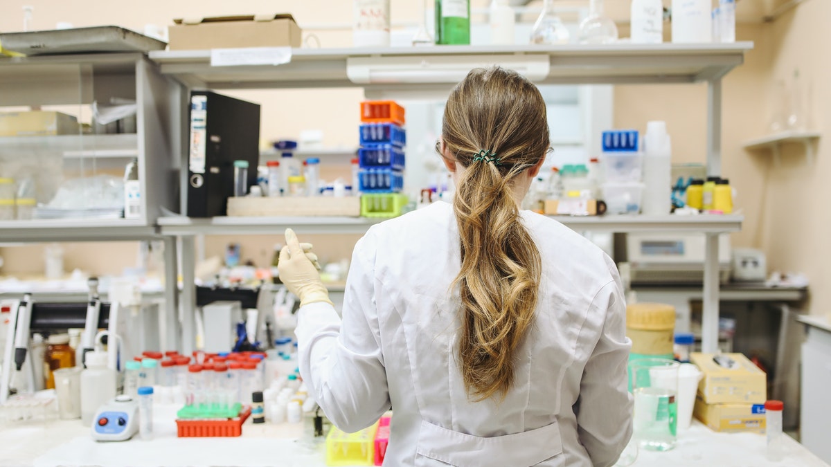 Cuidados na distribuição, dispensação e farmacovigilância de medicamentos biológicos