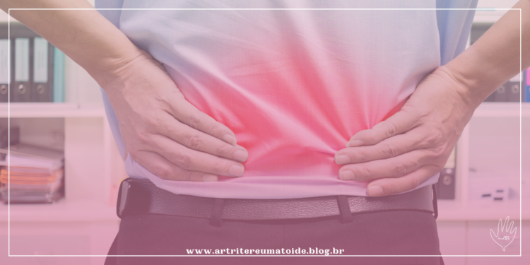 Tenho 54 anos e sofro com dores na lombar. O que devo fazer para melhorar?