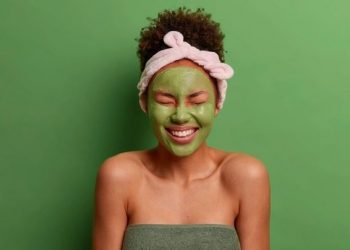 6 benefícios da máscara de argila verde para incluir em seu skincare