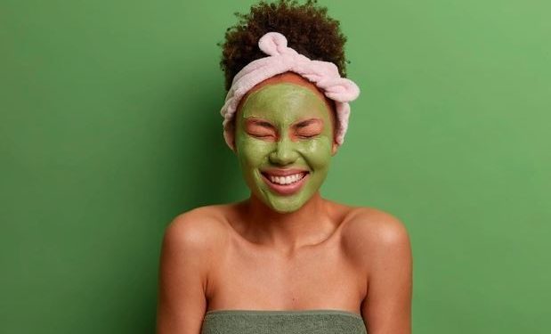 6 benefícios da máscara de argila verde para incluir em seu skincare