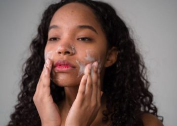 Manchas escuras no rosto que você precisa se atentar