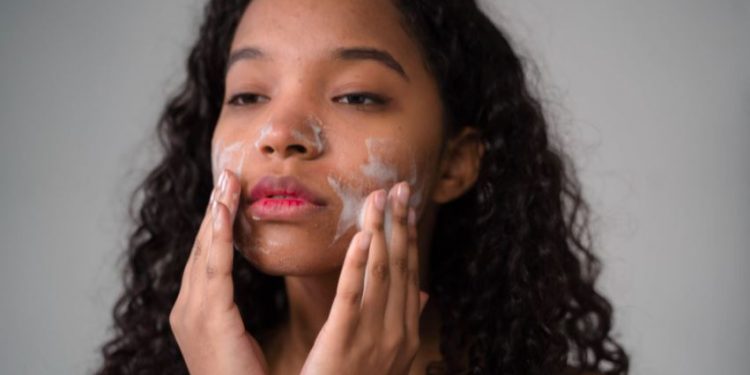 Manchas escuras no rosto que você precisa se atentar