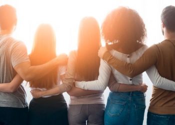 Como a participação em grupos pode melhorar sua relação com a saúde?