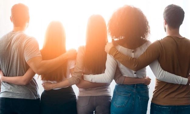 Como a participação em grupos pode melhorar sua relação com a saúde?