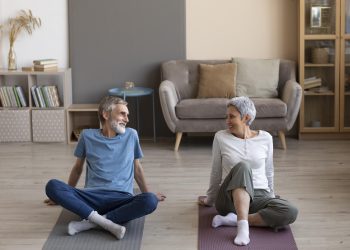 Veja 3 exercícios com colchonete que idosos podem fazer