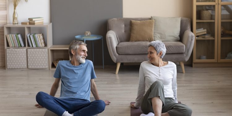 Veja 3 exercícios com colchonete que idosos podem fazer