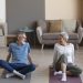 Veja 3 exercícios com colchonete que idosos podem fazer