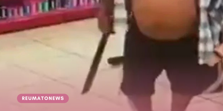 Idoso ameaça funcionários de farmácia com facão