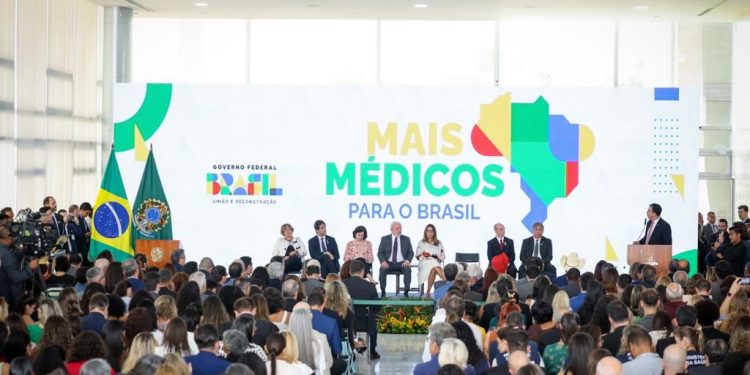 Governo anuncia retomada do Mais Médicos para o Brasil