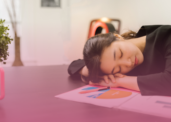 A sonequinha pós-almoço prejudica a digestão? Nutricionista explica