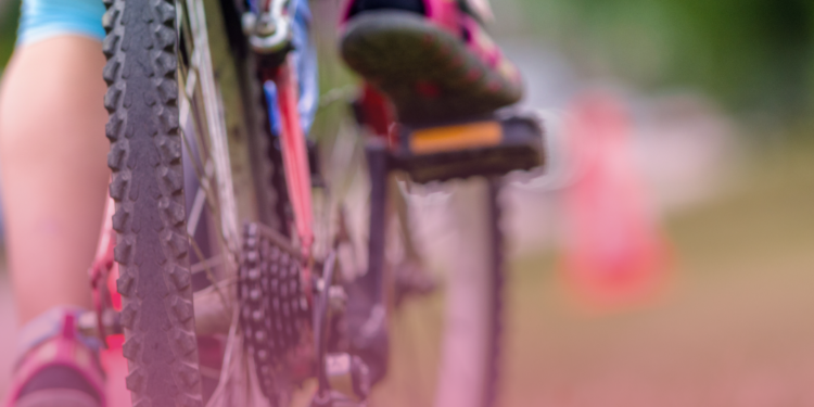 Pedalar pode ajudar a evitar e combater artrose no joelho; entenda