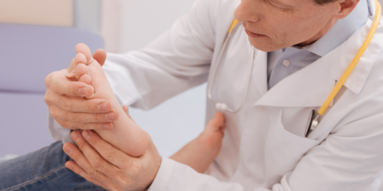 Quando se deve procurar um reumatologista? Especialista da área aponta