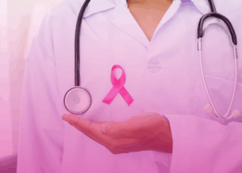 Câncer de mama também afeta homens e exige atenção aos sinais de alerta