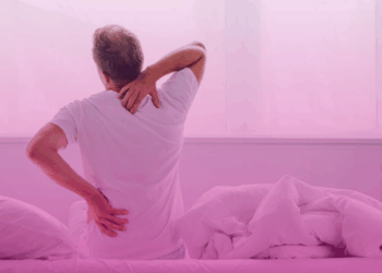 Dor nas costas que não passa pode ser algo mais sério segundo especialistas