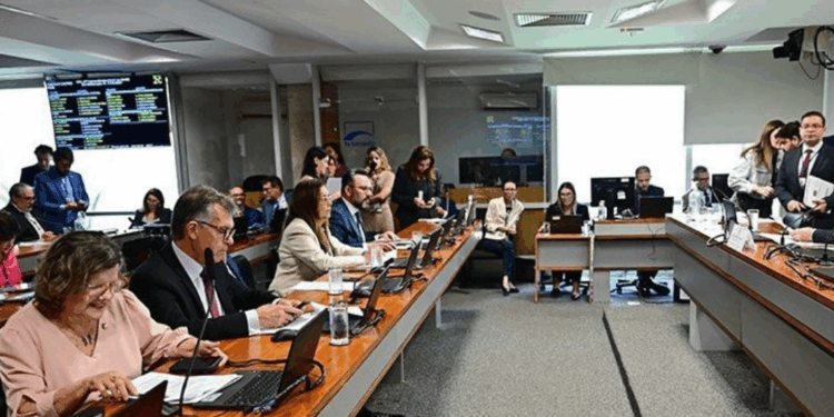 Vai ao Plenário divulgação de dados sobre fila de cirurgias no SUS