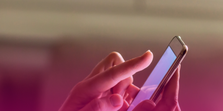 Artrite reumatoide: dor nas mãos ao usar celular pode ser sinal de alerta