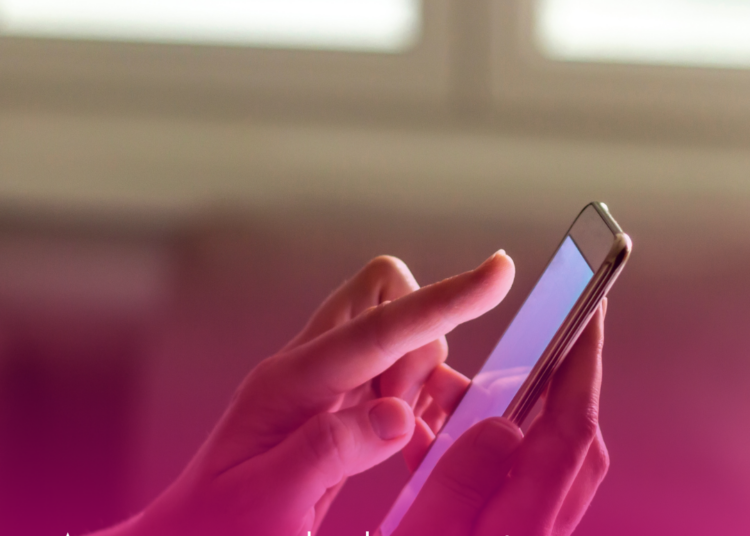 Artrite reumatoide: dor nas mãos ao usar celular pode ser sinal de alerta