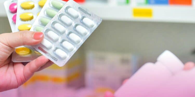 CMED alerta que judicialização da saúde pressiona orçamento e distorce mercado de medicamentos